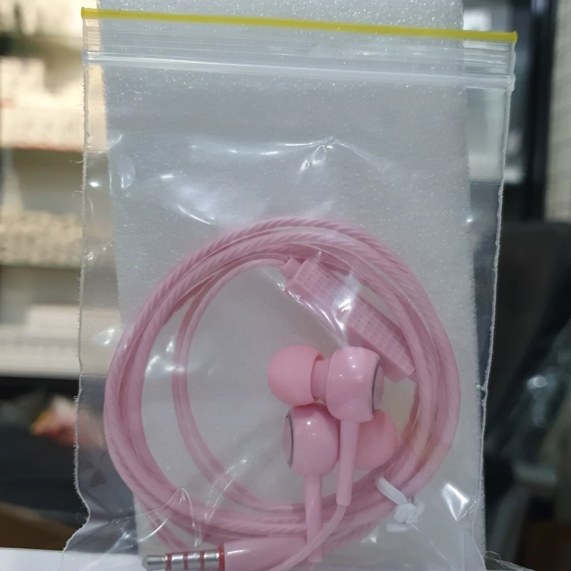 هندزفری اورجینال مناسب گوشی های سامسونگ شیائومی دارای جک سوزنی باکفیت عالی و دکمه قطع و وصل رنگ صورتی بسیار زیبا